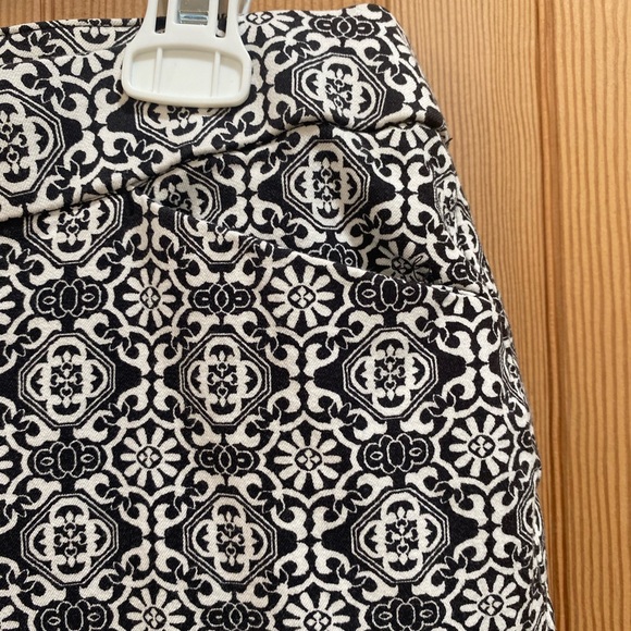 Chico's Black and White Cropped Pants - Picture 4 of 7